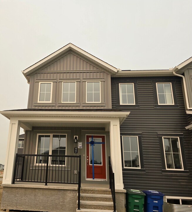 442 Osborne Dr SW in Airdrie, AB - Building Photo