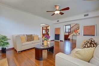 2412 Oakdale St in Houston, TX - Building Photo - Building Photo