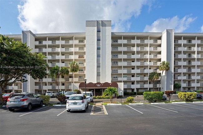 5900 NW 44th St in Lauderhill, FL - Foto de edificio - Building Photo