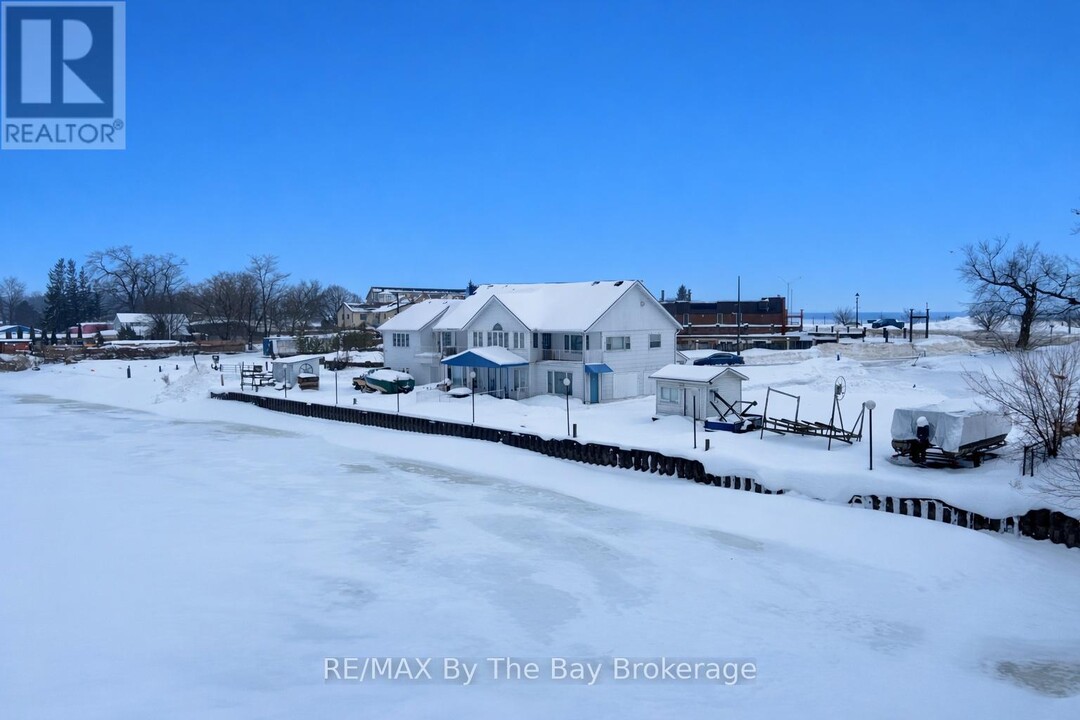 15 Willow St in Wasaga Beach, ON - Building Photo