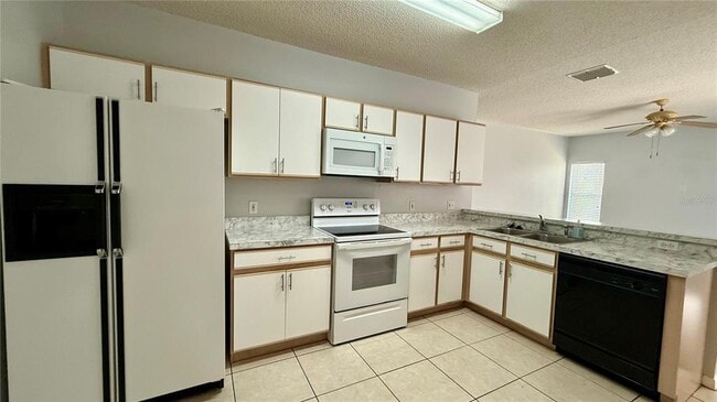 526 Maricopa Dr in Kissimmee, FL - Building Photo - Building Photo