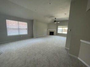 18704 Silent Water Way in Pflugerville, TX - Foto de edificio - Building Photo