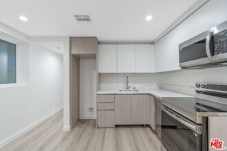 10918 Camarillo St-Unit -103 in Los Angeles, CA - Building Photo - Building Photo