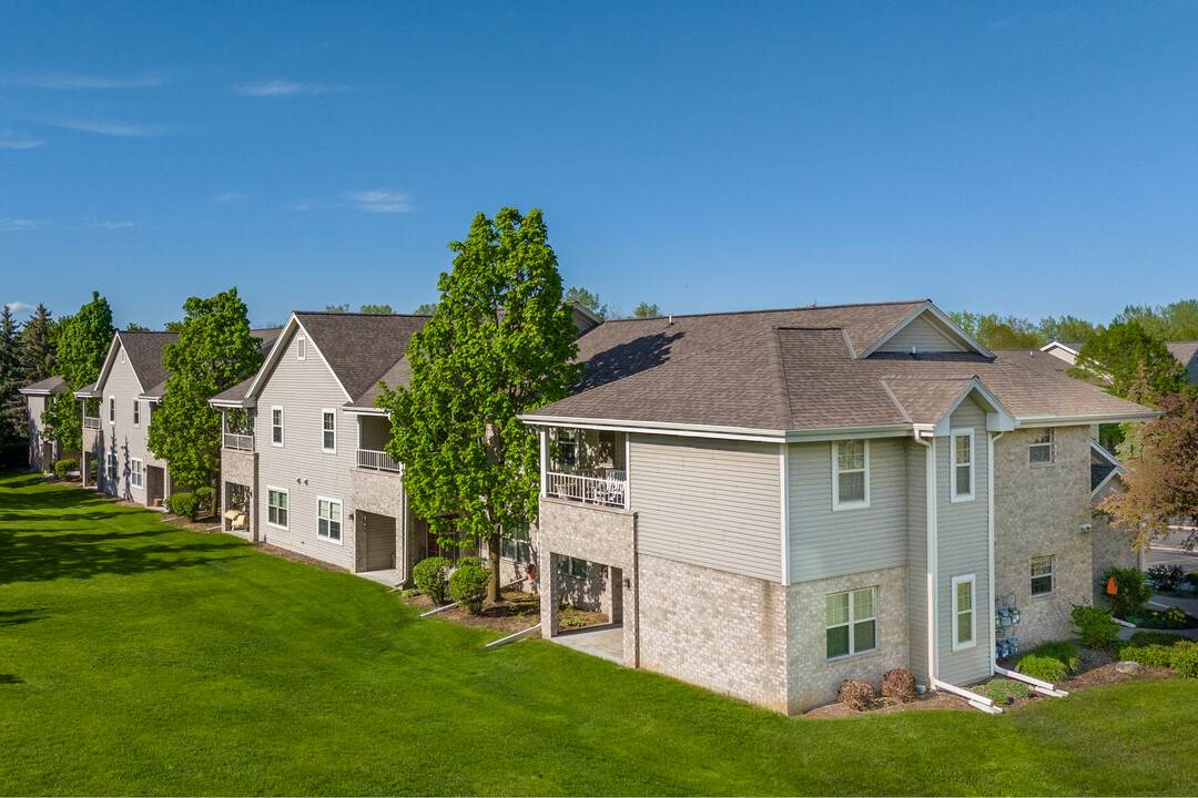 Emerald Pointe Condominiums in Brookfield, WI - Building Photo