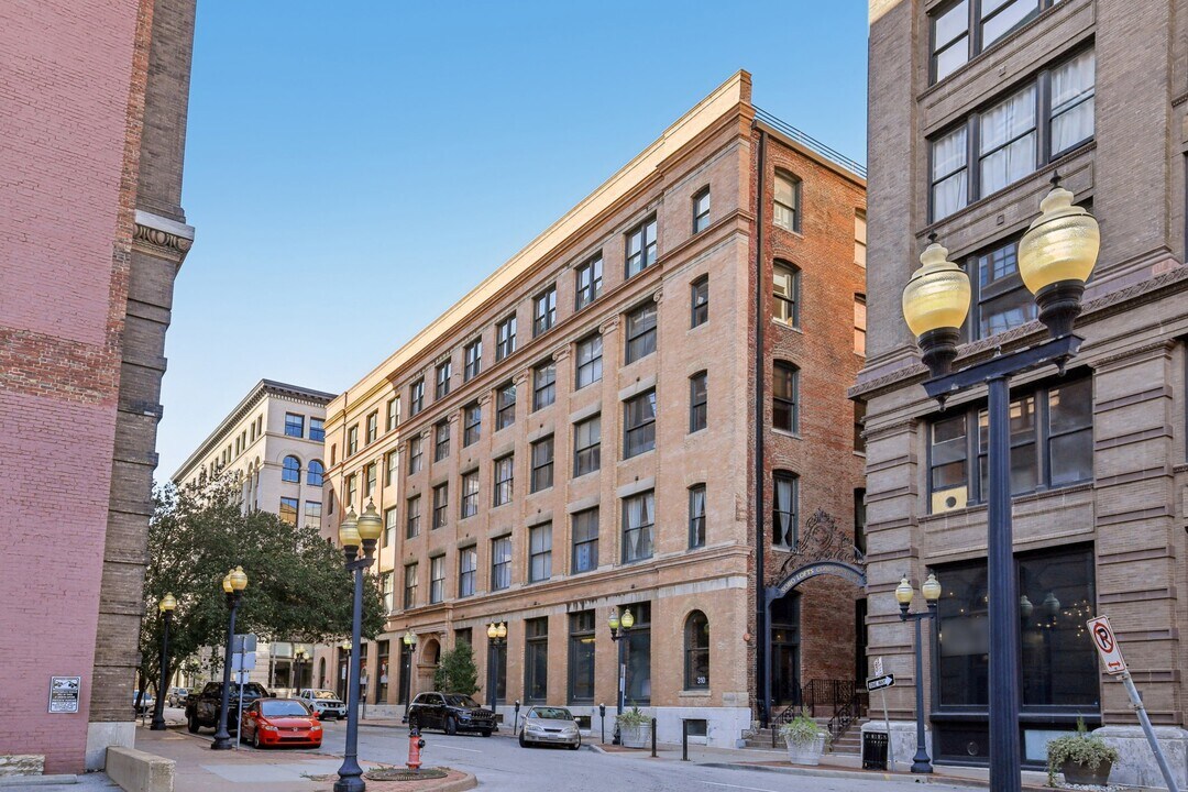 308 W 8th St, Unit 509 in Kansas City, MO - Building Photo