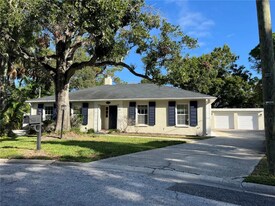 2301 S San Jose Cir in Tampa, FL - Building Photo