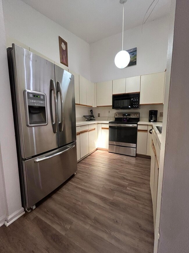 property at 1593 Hawthorne Pl