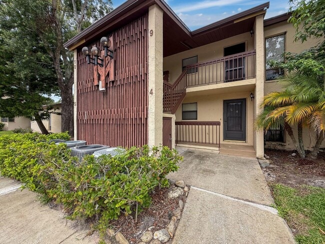 1200 Tarpon Woods Blvd in Palm Harbor, FL - Foto de edificio - Building Photo