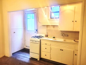 1102 Ocean Ave, Unit D in Seal Beach, CA - Foto de edificio - Building Photo