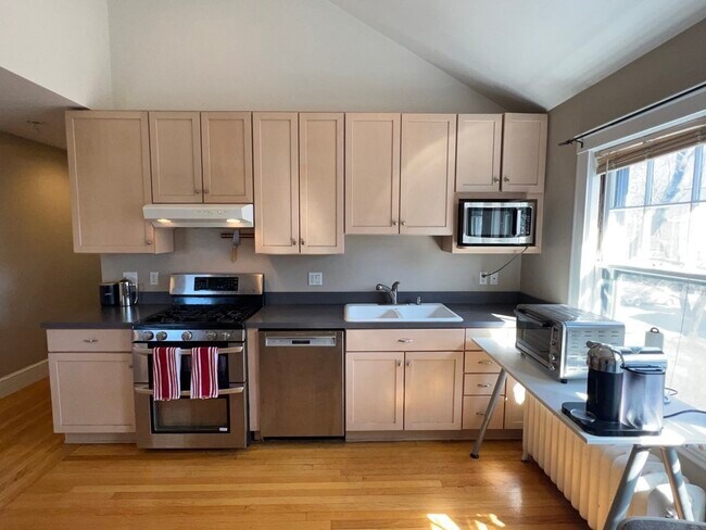 24 Montgomery St in Cambridge, MA - Building Photo - Building Photo
