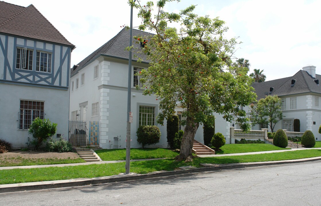 930 S Serrano Ave in Los Angeles, CA - Building Photo