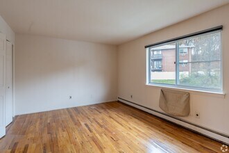 17 Scenic Dr in Croton-on-Hudson, NY - Foto de edificio - Building Photo