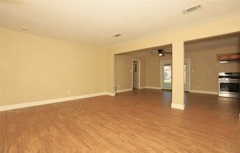 103 E Meadow Ln in West Columbia, TX - Building Photo - Building Photo