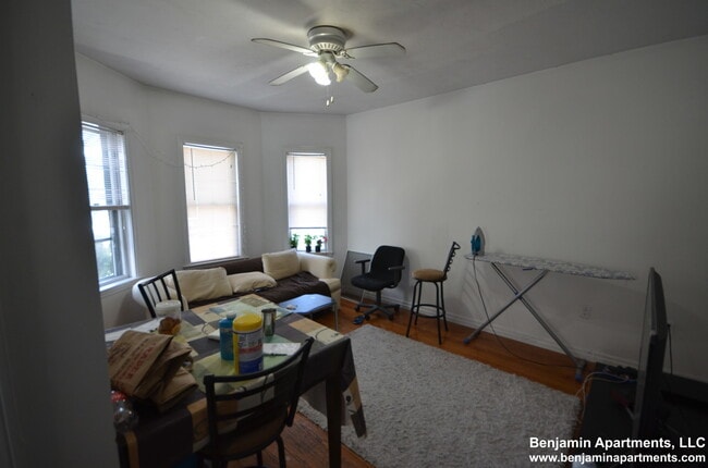 26 Haskell St, Unit 2 in Boston, MA - Foto de edificio - Building Photo