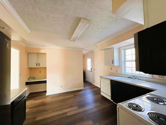 108 Glenn Forest Dr in Hodges, SC - Building Photo - Building Photo