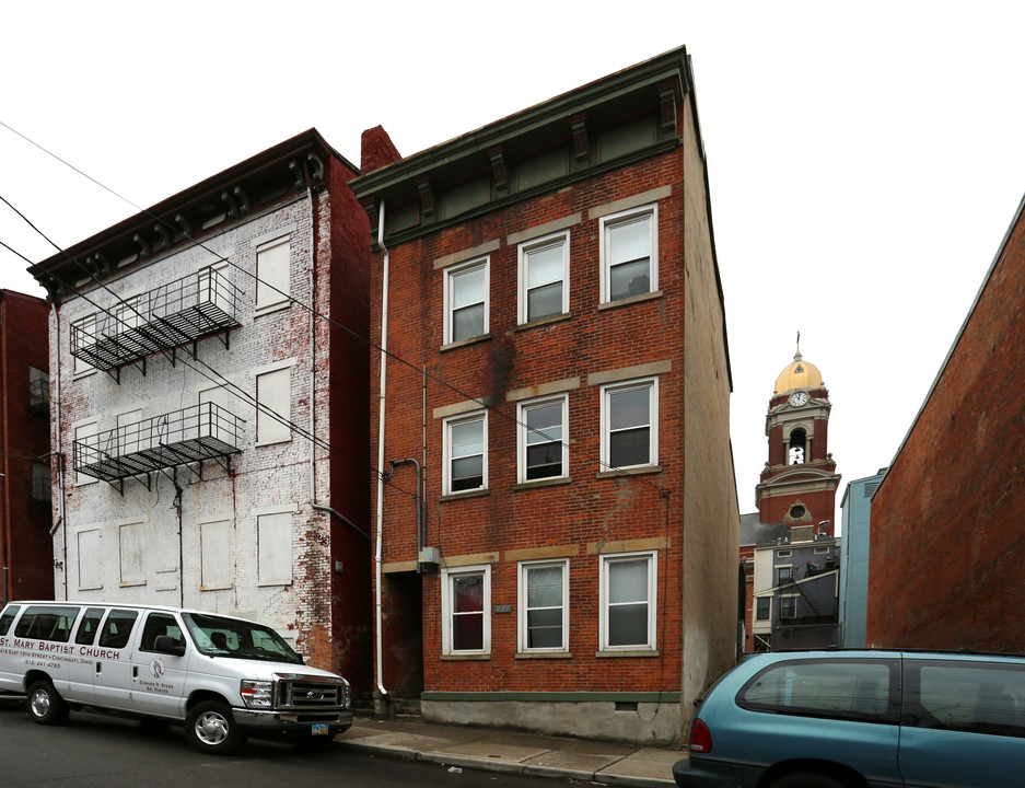 421 E 13th St in Cincinnati, OH - Foto de edificio