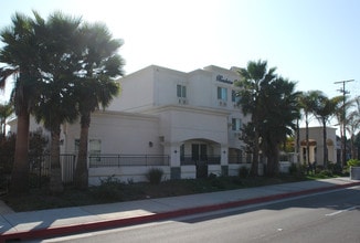 Beachview Villa in Huntington Beach, CA - Foto de edificio - Building Photo