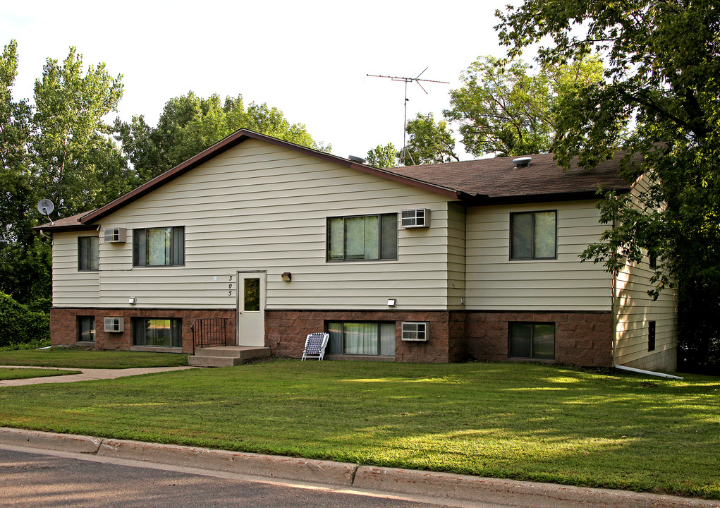 305-335 9th Street in Howard Lake, MN - Building Photo