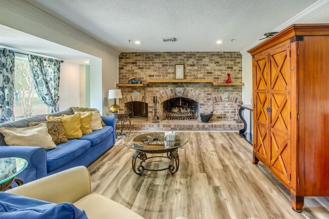 1087 Burcale Rd in Myrtle Beach, SC - Foto de edificio - Building Photo