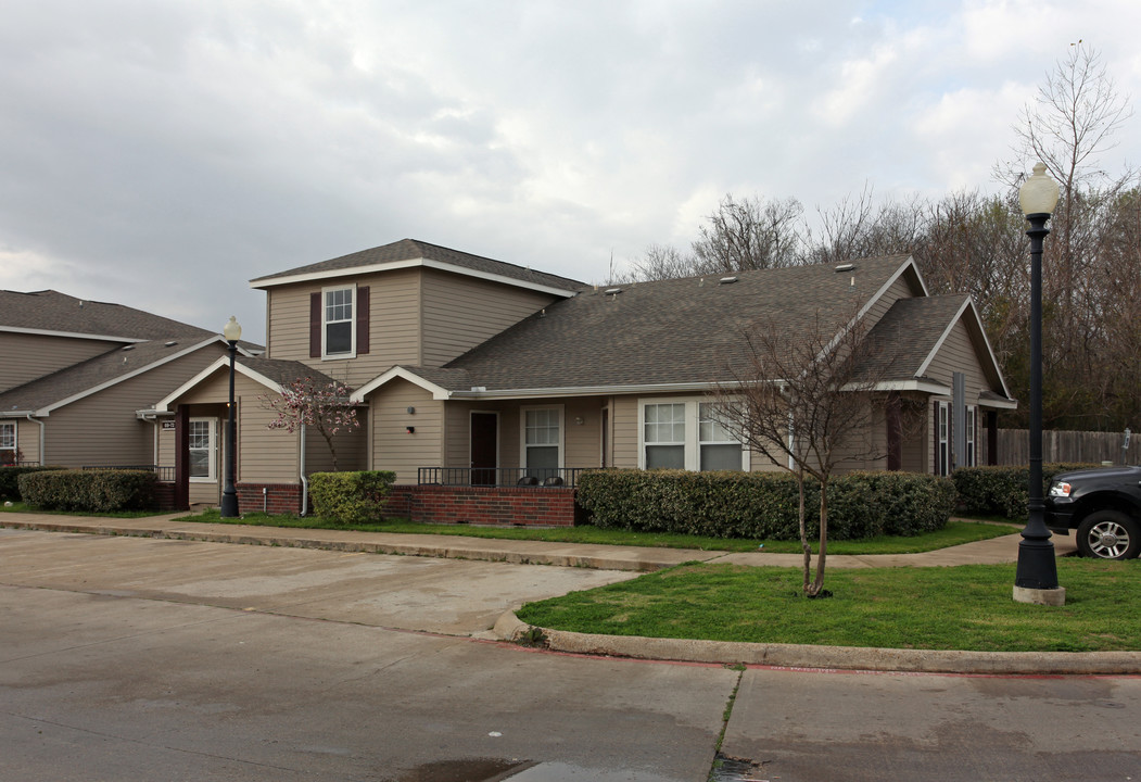 Creekside Terrace Apartments in Ennis, TX - Building Photo