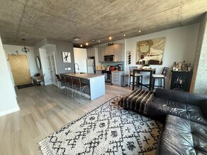 659 W Randolph St, Unit 1706 in Chicago, IL - Foto de edificio - Building Photo