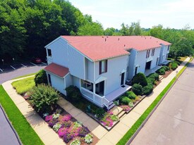 168 Fox Hill Ln in Enfield, CT - Building Photo
