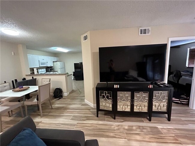 5861 Riverside Dr, Unit 103