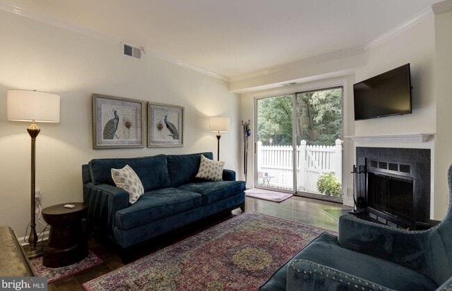 2925 S Woodstock St, Unit 2925 S Woodstock St Apt D in Arlington, VA - Foto de edificio - Building Photo