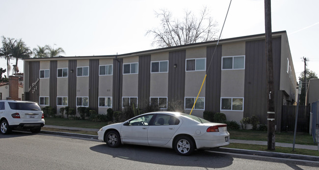 Del Royale Apartments in Fullerton, CA - Foto de edificio - Building Photo