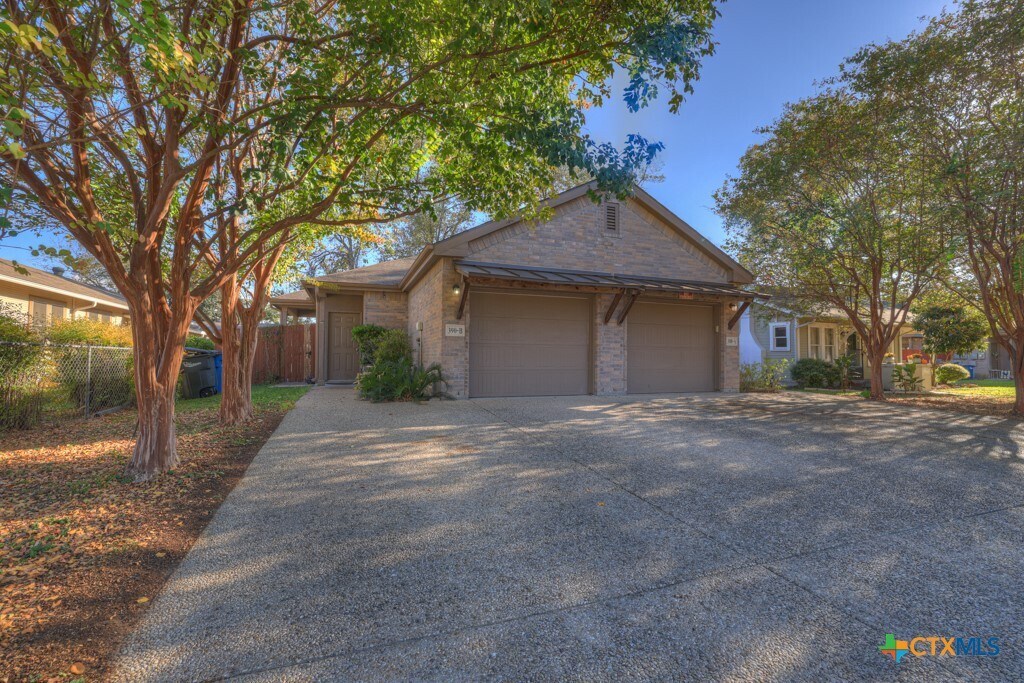 388 E Faust St in New Braunfels, TX - Building Photo