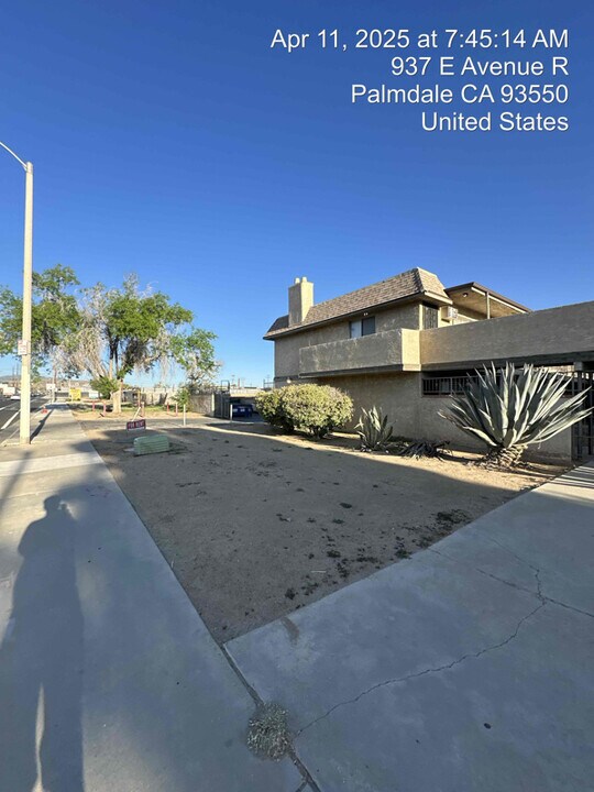 937 E Ave R in Palmdale, CA - Building Photo