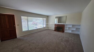 816 Schuman Ln in Petaluma, CA - Building Photo - Building Photo