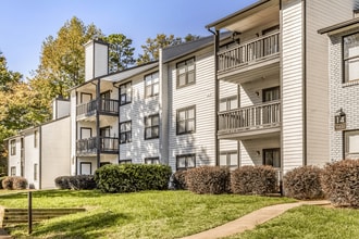 Paces Pointe Apartment Homes in Matthews, NC - Foto de edificio - Building Photo