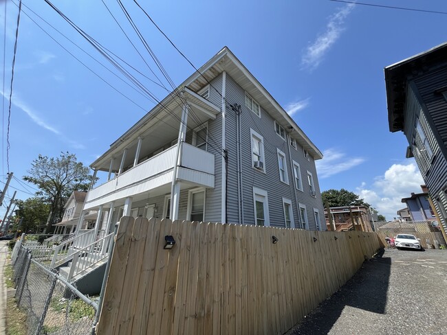 695 Kossuth St in Bridgeport, CT - Building Photo - Building Photo