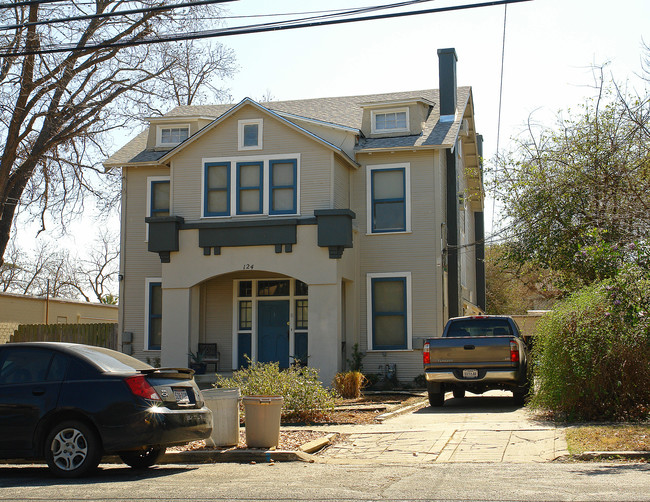 124 W Mistletoe Ave in San Antonio, TX - Building Photo - Building Photo