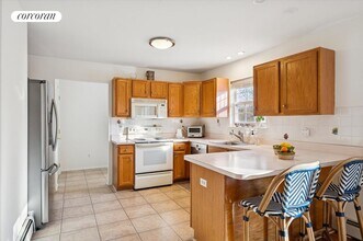 7 Huckleberry Ln in Hampton Bays, NY - Foto de edificio - Building Photo