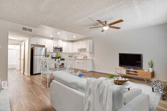 Roscoe Islander in Canoga Park, CA - Building Photo - Building Photo