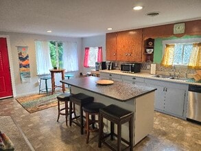 5219 Noon Rd in Bellingham, WA - Foto de edificio - Building Photo