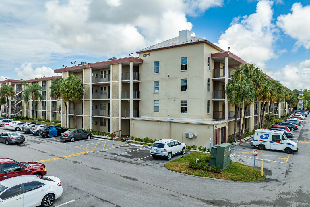 Cypress Chase Condominiums in Lauderdale Lakes, FL - Foto de edificio