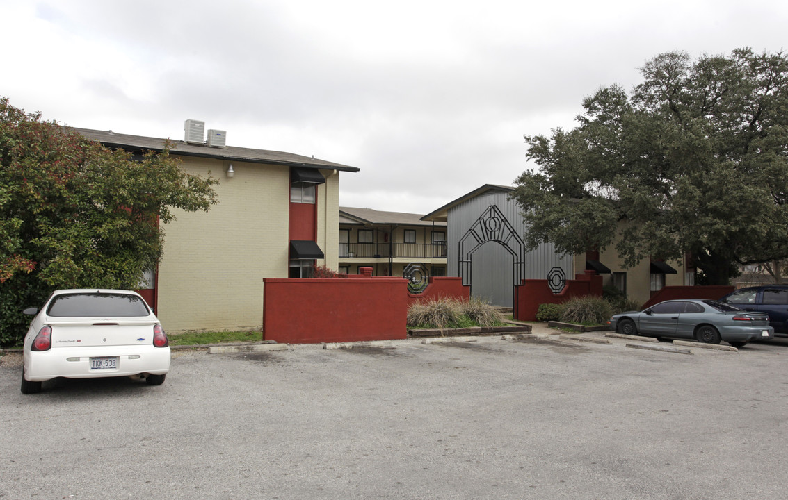 Oak Creek Apartments in Round Rock, TX - Building Photo