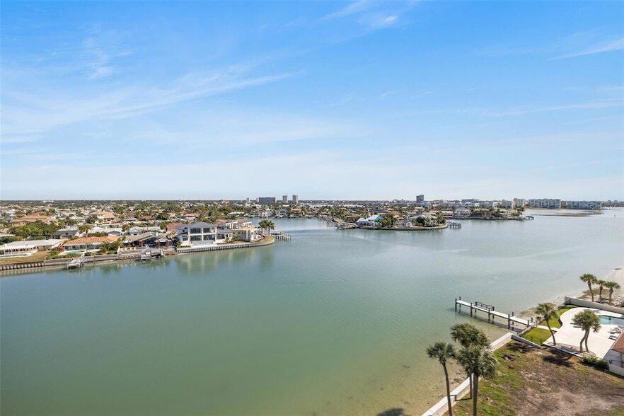 9415 Blind Pass Rd, Unit 901 in St Pete Beach, FL - Foto de edificio