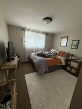 712 7th St SE, Unit #1 in Devils Lake, ND - Foto de edificio - Building Photo