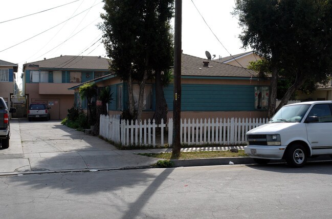 11028-11034 Acacia Ave in Inglewood, CA - Building Photo - Building Photo