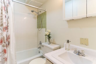 MarCon Dundee Apartments in Omaha, NE - Building Photo - Interior Photo