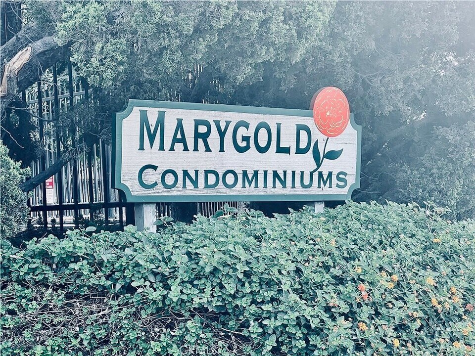 16970 Marygold Ave in Fontana, CA - Foto de edificio
