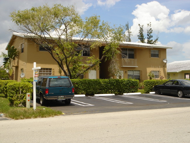 7523-7625 NW 44th Ct in Coral Springs, FL - Foto de edificio - Building Photo