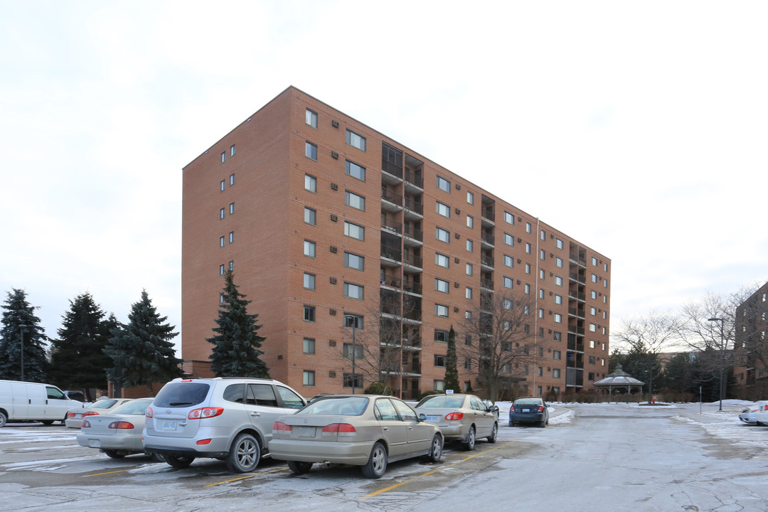 Heritage Place Apartments in Kitchener, ON - Building Photo