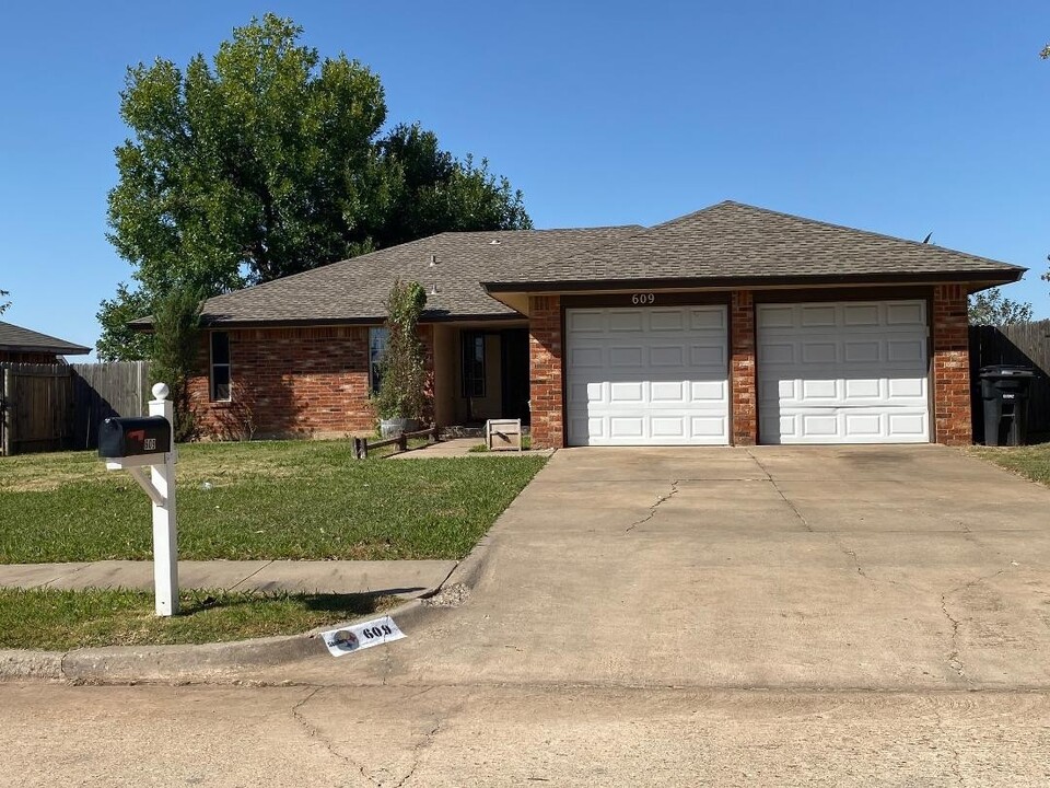 609 S Bouziden Dr in Moore, OK - Foto de edificio