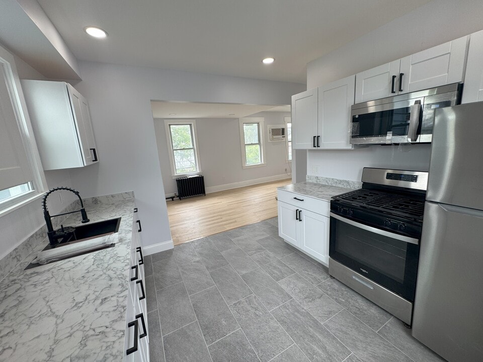 273 Maple Ave, Unit 2BR with Deck in Wallington, NJ - Building Photo