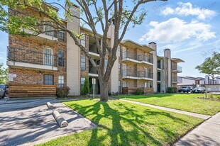 9520 Royal Ln in Dallas, TX - Building Photo